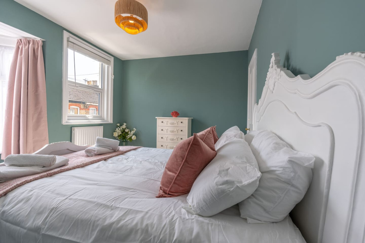 Margate | Cosy Cottage | 5 mins Old Town & Beach | Decked Garden in Blue Shells Cottage, 27 Brockley Road - Property image 33 - VivreStays