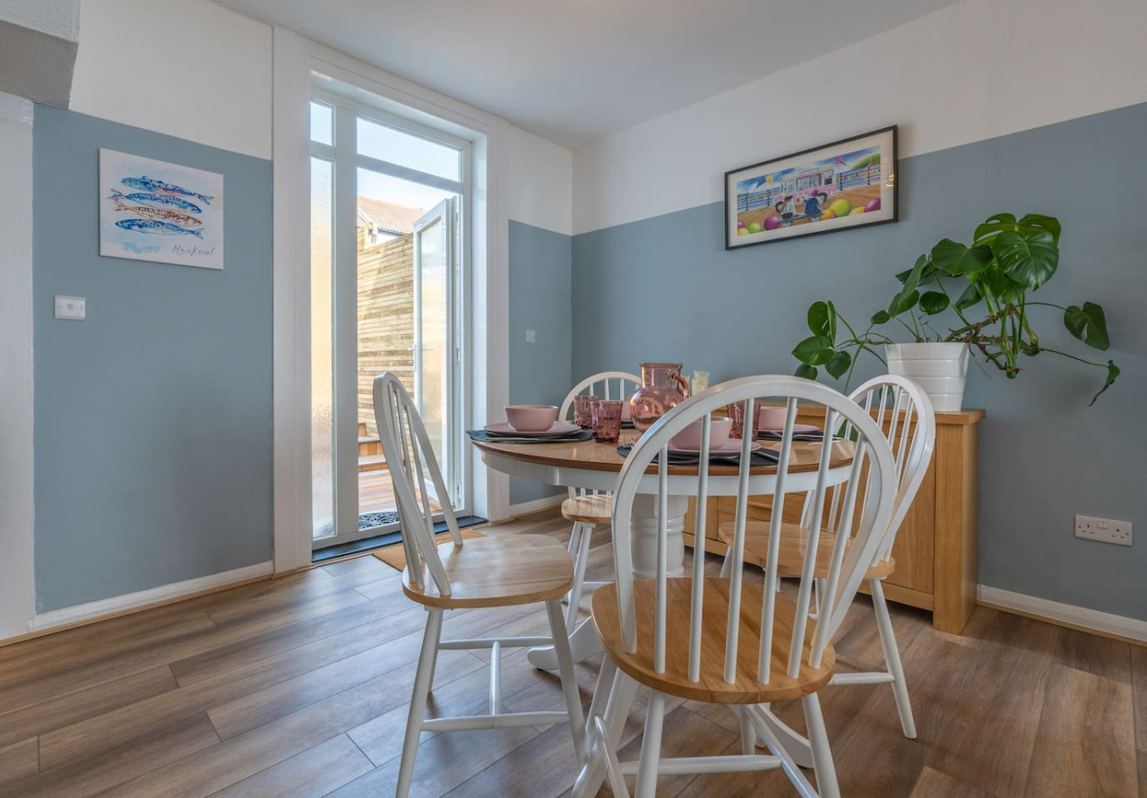 Margate | Cosy Cottage | 5 mins Old Town & Beach | Decked Garden in Blue Shells Cottage, 27 Brockley Road - Property image 16 - VivreStays