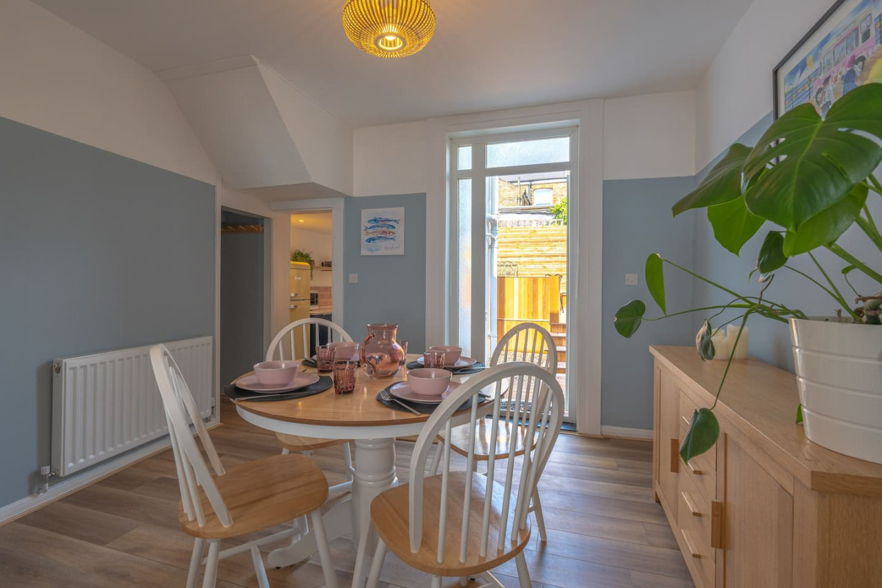 Margate | Cosy Cottage | 5 mins Old Town & Beach | Decked Garden in Blue Shells Cottage, 27 Brockley Road - Property image 13 - VivreStays