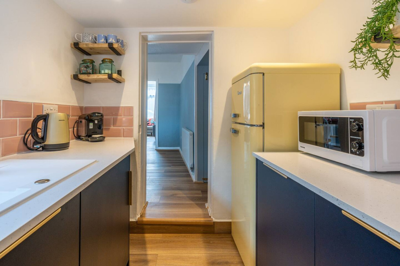 Margate | Cosy Cottage | 5 mins Old Town & Beach | Decked Garden in Blue Shells Cottage, 27 Brockley Road - Property image 20 - VivreStays