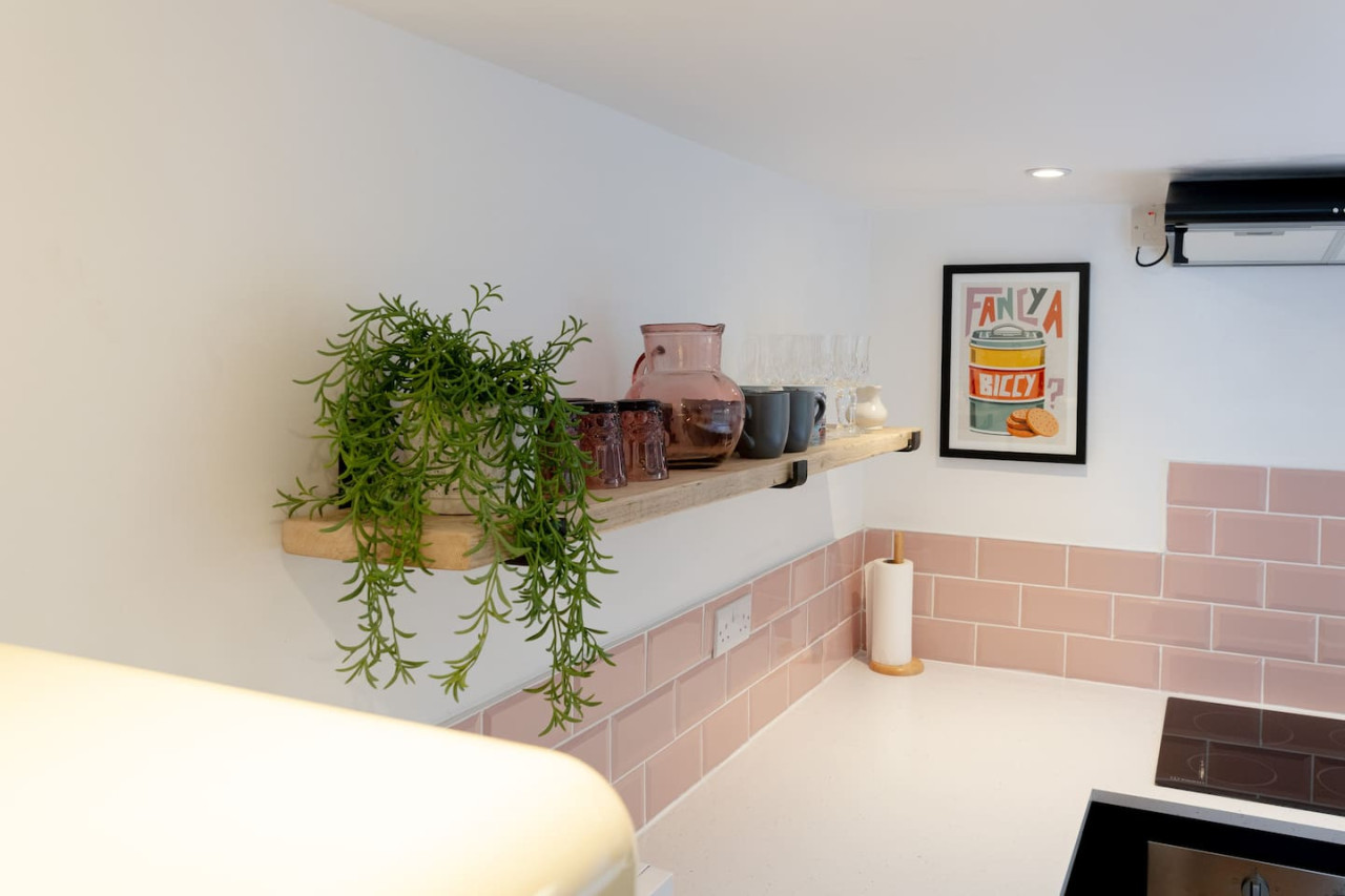 Margate | Cosy Cottage | 5 mins Old Town & Beach | Decked Garden in Blue Shells Cottage, 27 Brockley Road - Property image 40 - VivreStays
