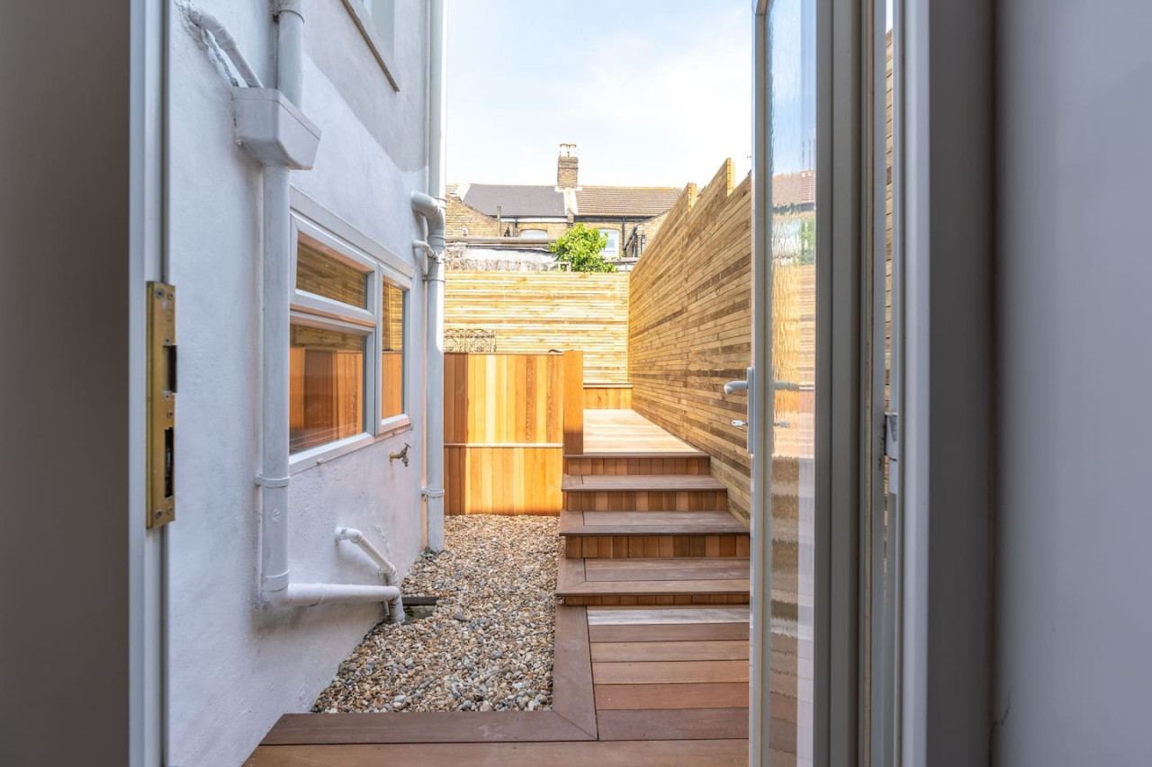 Margate | Cosy Cottage | 5 mins Old Town & Beach | Decked Garden in Blue Shells Cottage, 27 Brockley Road - Property image 15 - VivreStays