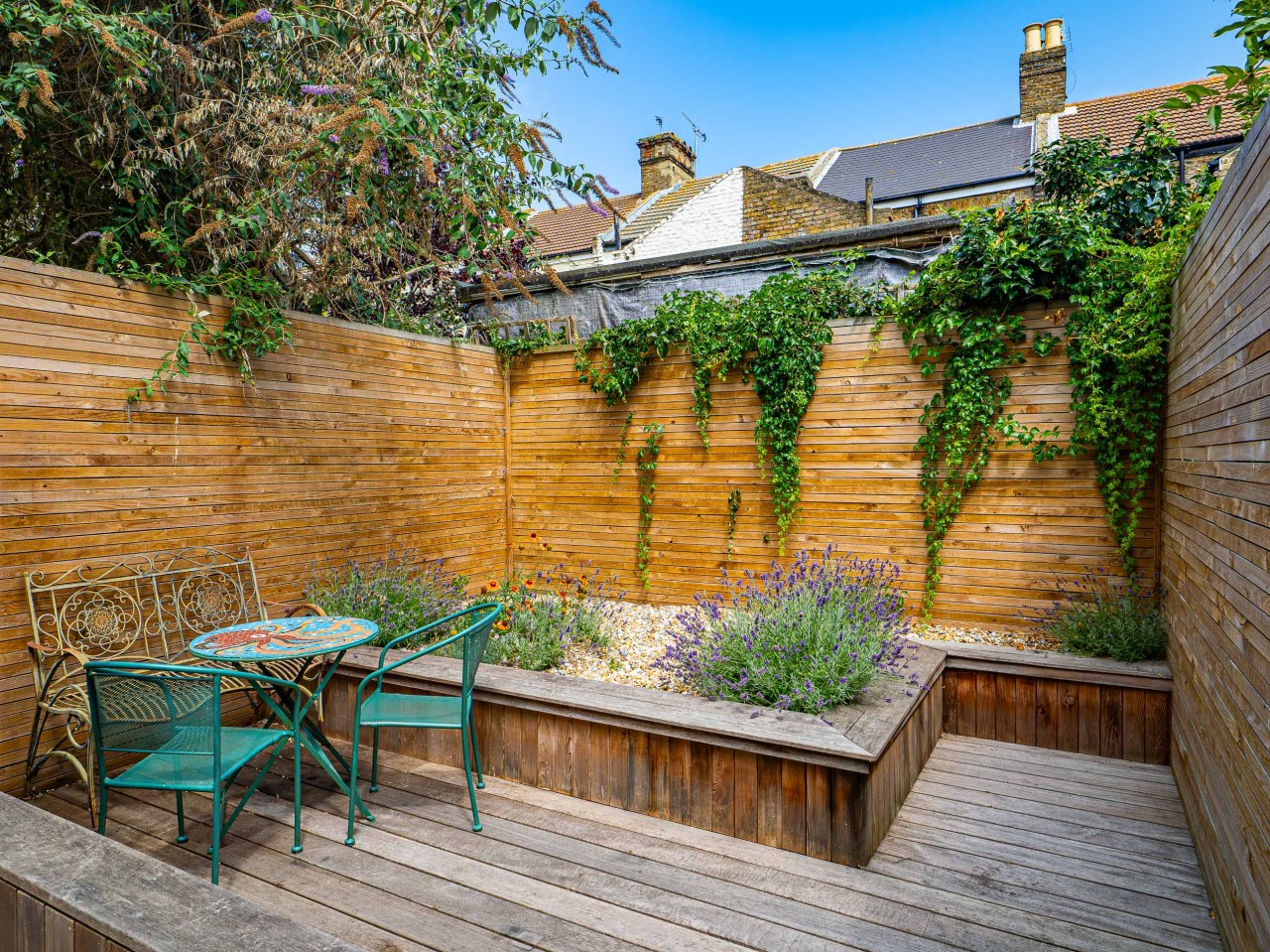 Margate | Cosy Cottage | 5 mins Old Town & Beach | Decked Garden in Blue Shells Cottage, 27 Brockley Road - Property image 5 - VivreStays