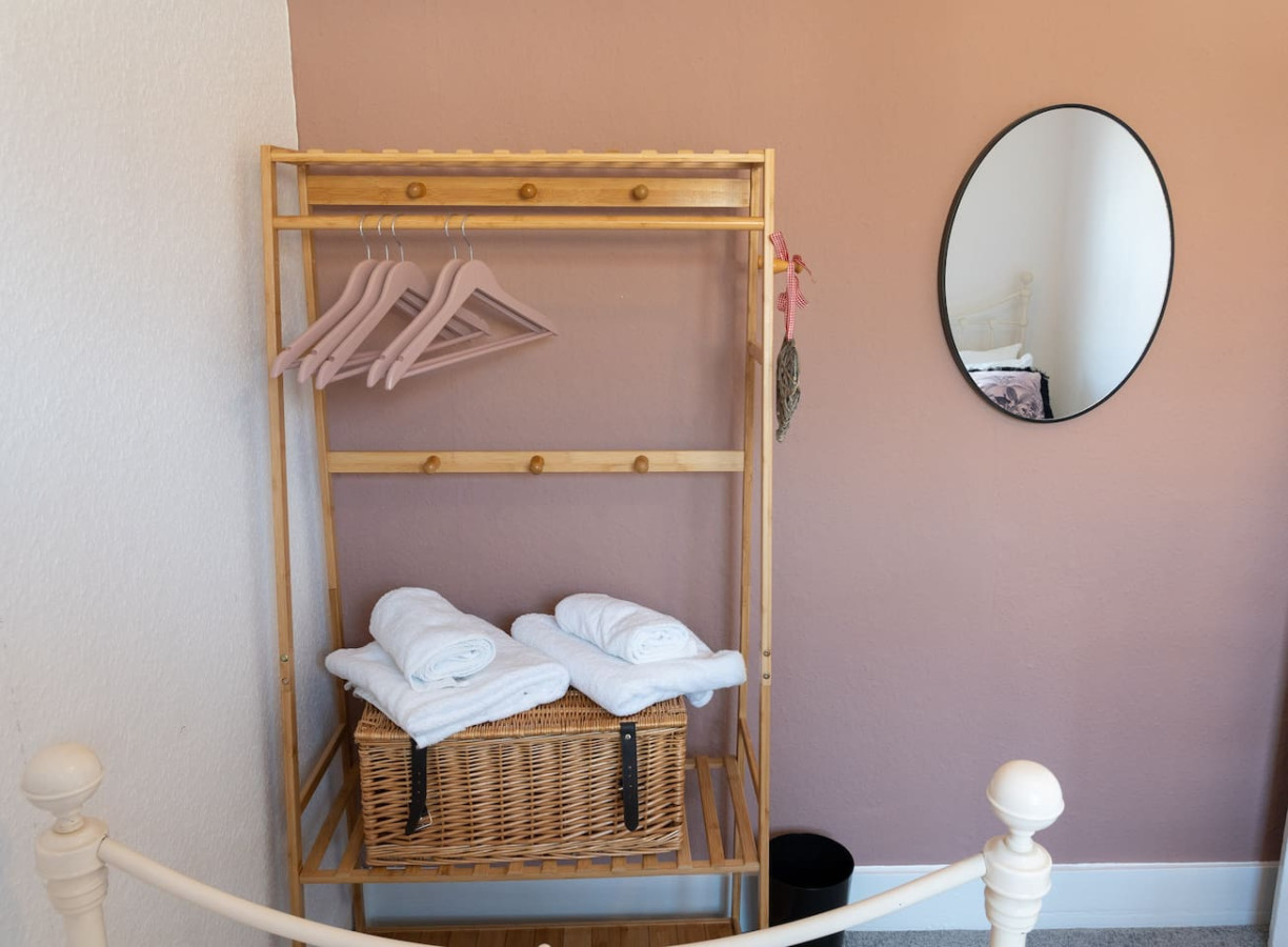 Margate | Cosy Cottage | 5 mins Old Town & Beach | Decked Garden in Blue Shells Cottage, 27 Brockley Road - Property image 23 - VivreStays