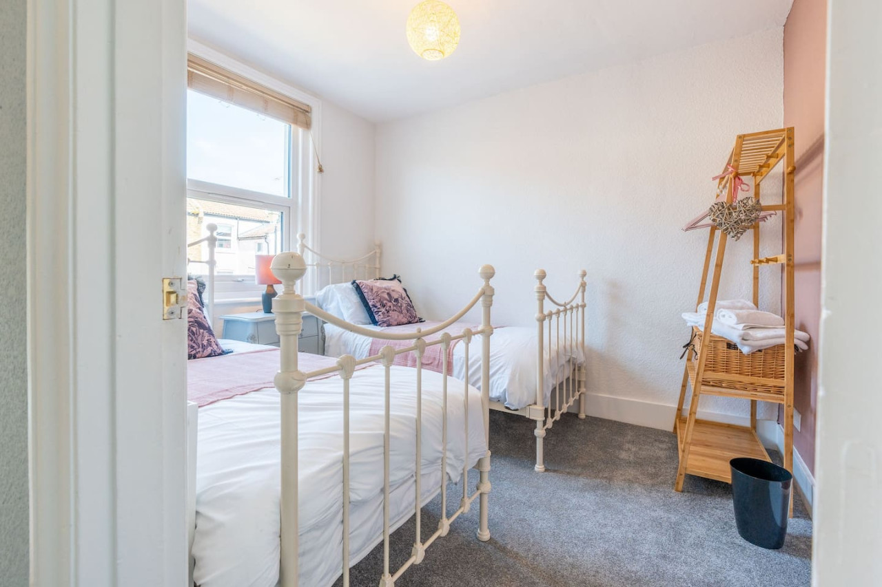 Margate | Cosy Cottage | 5 mins Old Town & Beach | Decked Garden in Blue Shells Cottage, 27 Brockley Road - Property image 11 - VivreStays
