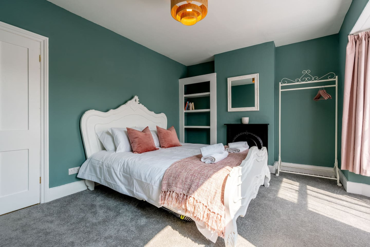 Margate | Cosy Cottage | 5 mins Old Town & Beach | Decked Garden in Blue Shells Cottage, 27 Brockley Road - Property image 34 - VivreStays