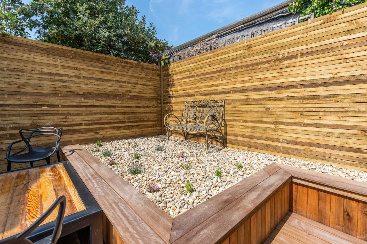 Margate | Cosy Cottage | 5 mins Old Town & Beach | Decked Garden in Blue Shells Cottage, 27 Brockley Road - Property image 17 - VivreStays