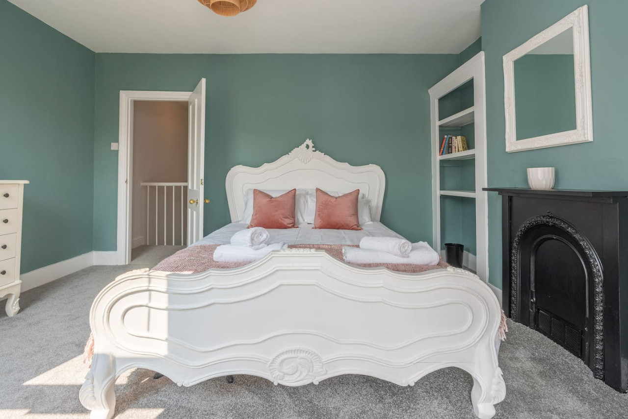 Margate | Cosy Cottage | 5 mins Old Town & Beach | Decked Garden in Blue Shells Cottage, 27 Brockley Road - Property image 32 - VivreStays