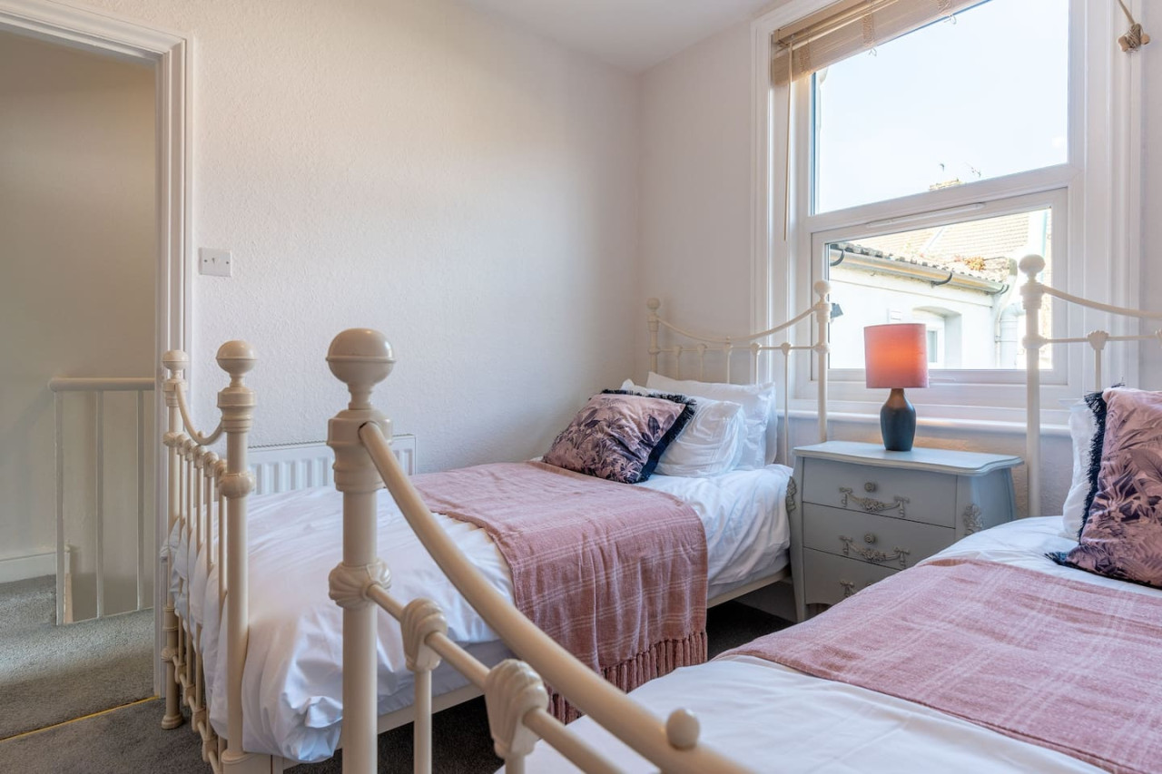 Margate | Cosy Cottage | 5 mins Old Town & Beach | Decked Garden in Blue Shells Cottage, 27 Brockley Road - Property image 10 - VivreStays