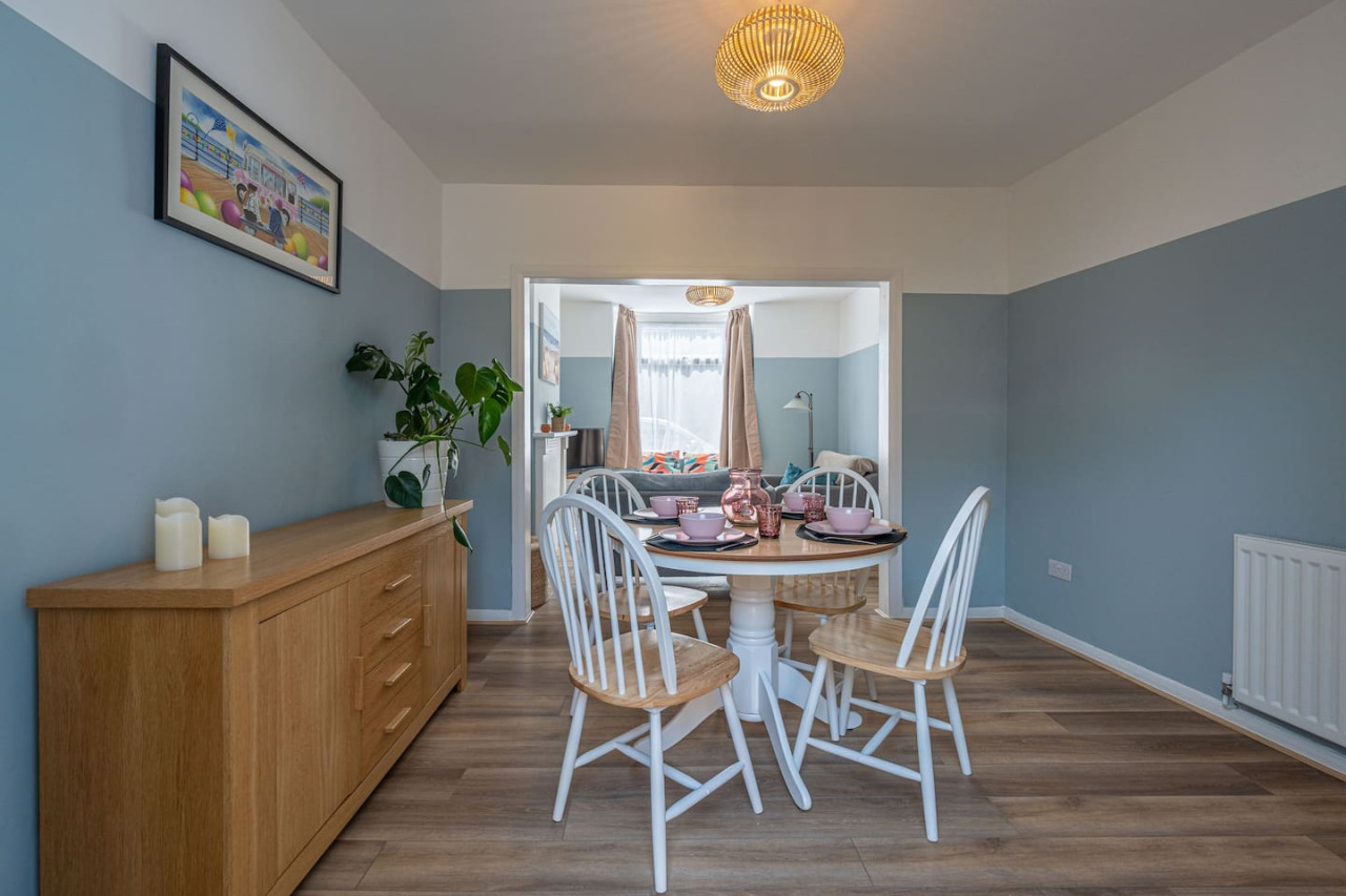 Margate | Cosy Cottage | 5 mins Old Town & Beach | Decked Garden in Blue Shells Cottage, 27 Brockley Road - Property image 8 - VivreStays