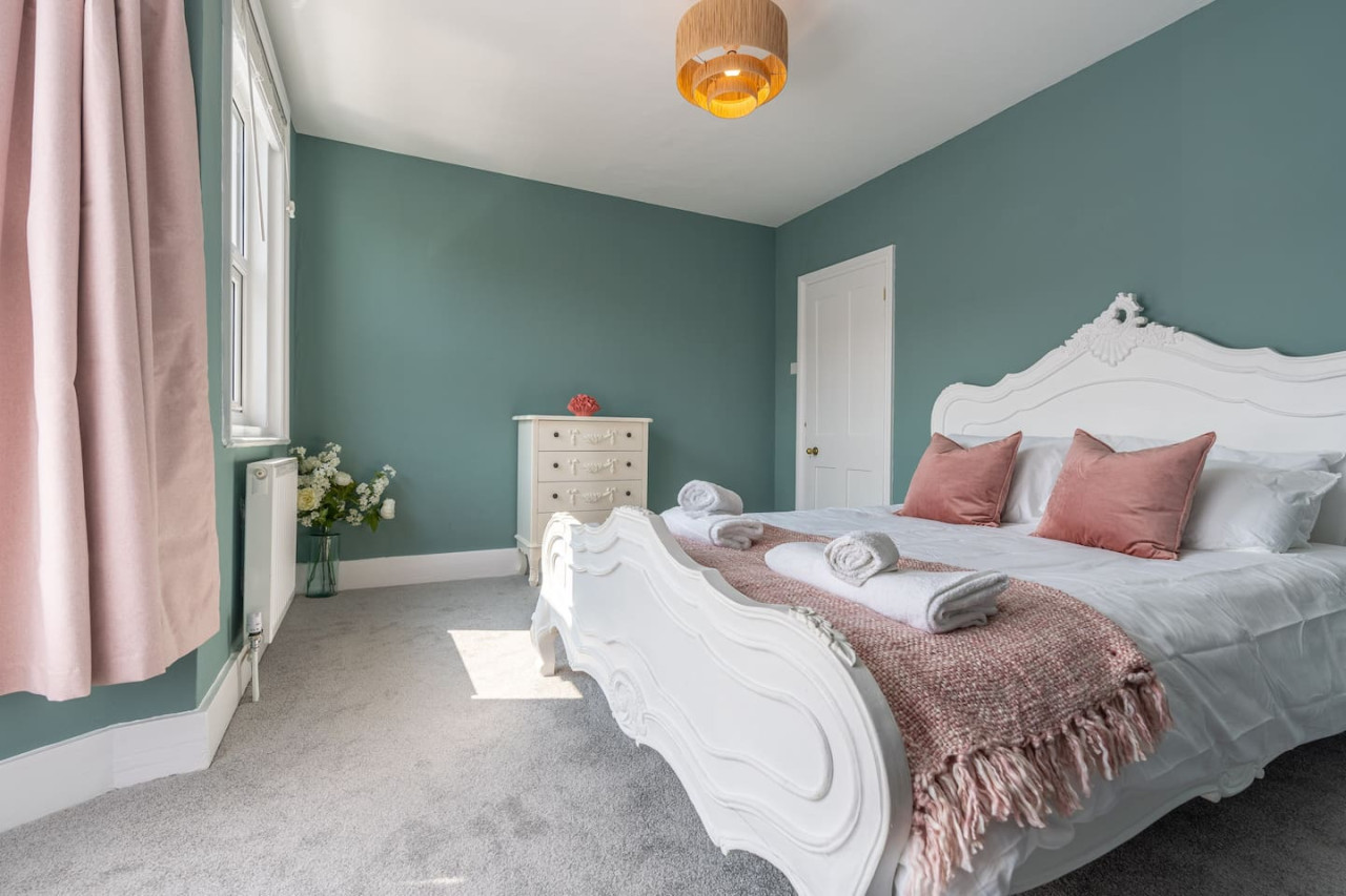 Margate | Cosy Cottage | 5 mins Old Town & Beach | Decked Garden in Blue Shells Cottage, 27 Brockley Road - Property image 9 - VivreStays