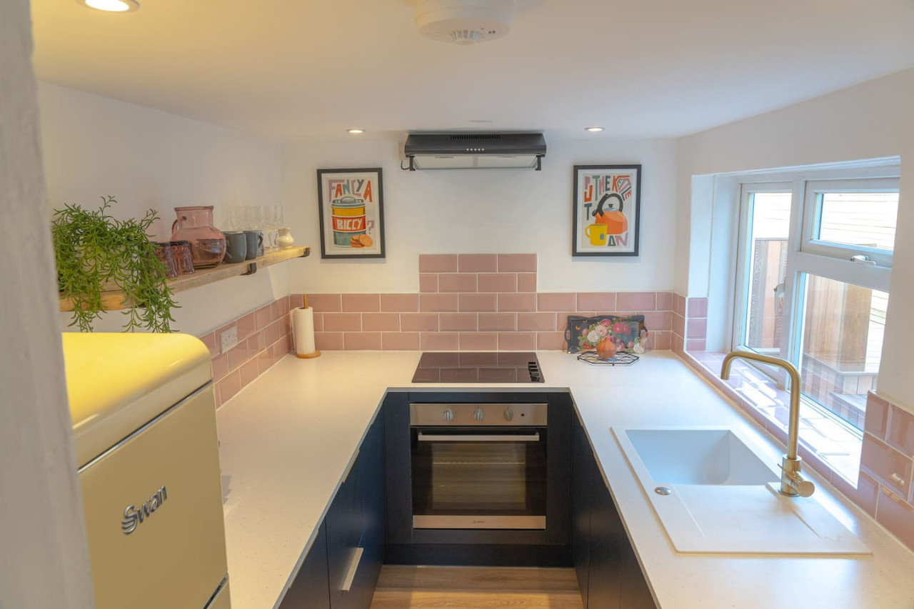 Margate | Cosy Cottage | 5 mins Old Town & Beach | Decked Garden in Blue Shells Cottage, 27 Brockley Road - Property image 41 - VivreStays
