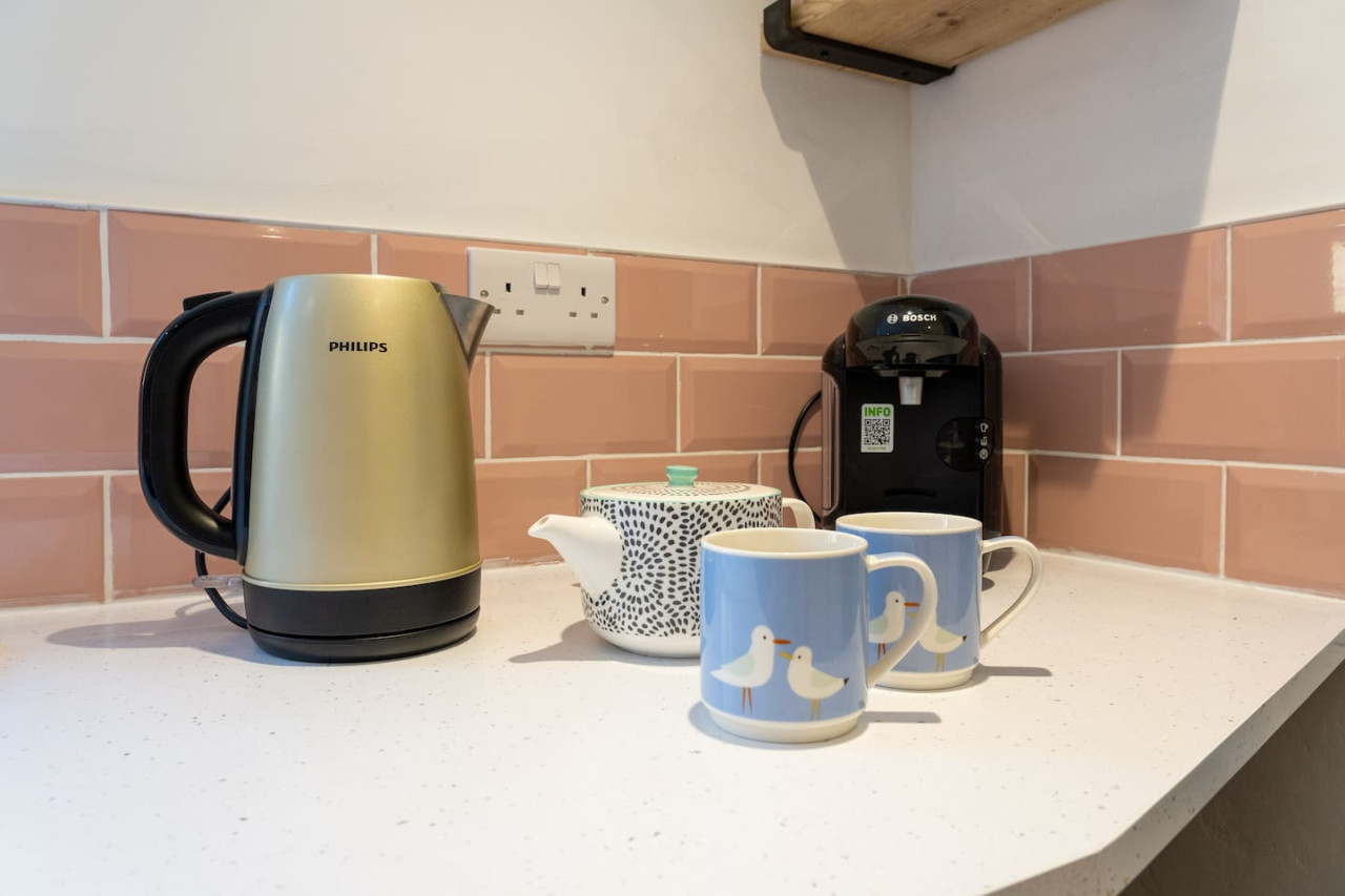 Margate | Cosy Cottage | 5 mins Old Town & Beach | Decked Garden in Blue Shells Cottage, 27 Brockley Road - Property image 43 - VivreStays