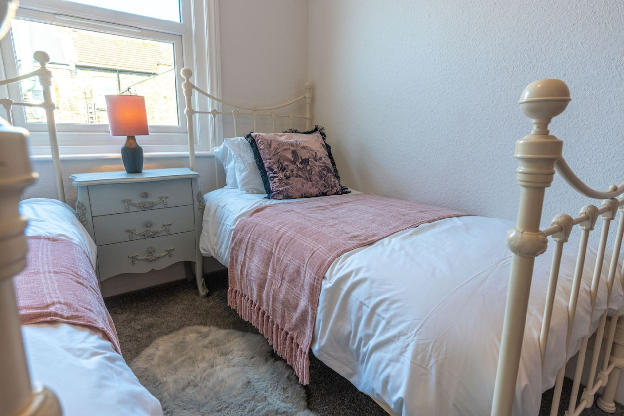 Margate | Cosy Cottage | 5 mins Old Town & Beach | Decked Garden in Blue Shells Cottage, 27 Brockley Road - Property image 28 - VivreStays