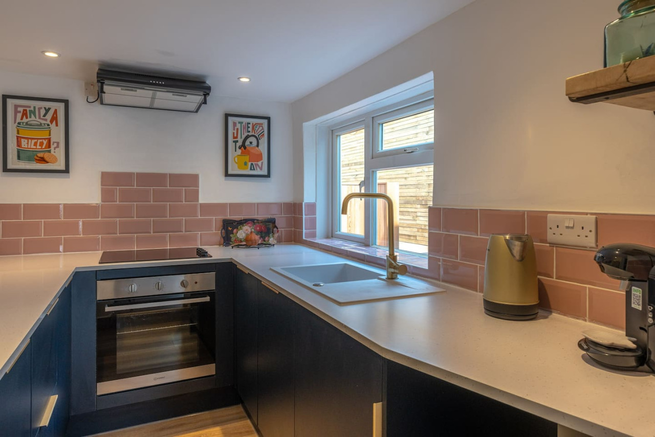 Margate | Cosy Cottage | 5 mins Old Town & Beach | Decked Garden in Blue Shells Cottage, 27 Brockley Road - Property image 18 - VivreStays