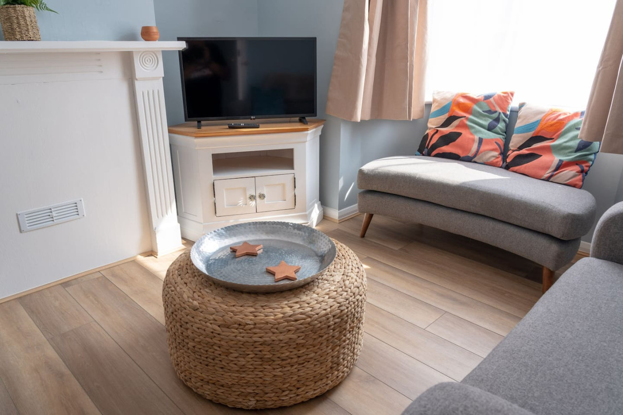 Margate | Cosy Cottage | 5 mins Old Town & Beach | Decked Garden in Blue Shells Cottage, 27 Brockley Road - Property image 45 - VivreStays