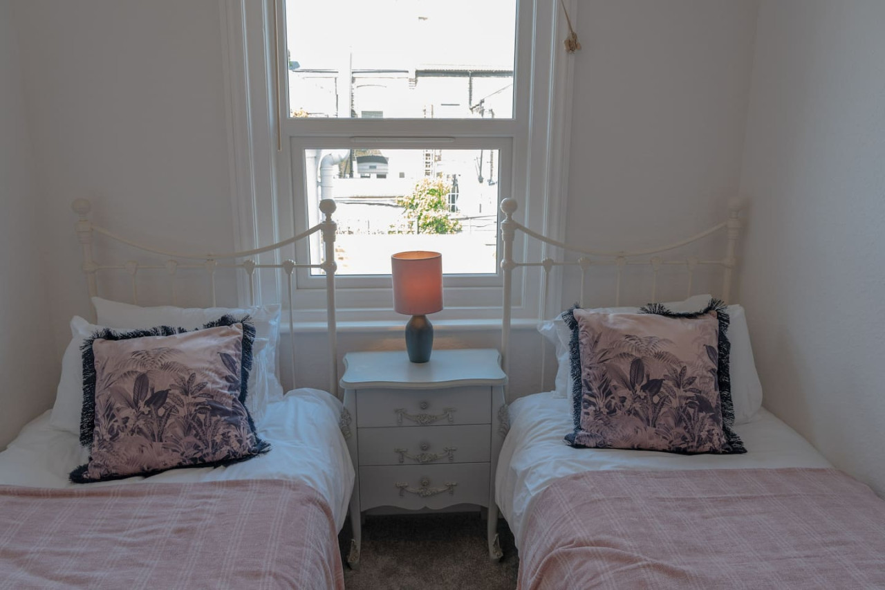 Margate | Cosy Cottage | 5 mins Old Town & Beach | Decked Garden in Blue Shells Cottage, 27 Brockley Road - Property image 24 - VivreStays