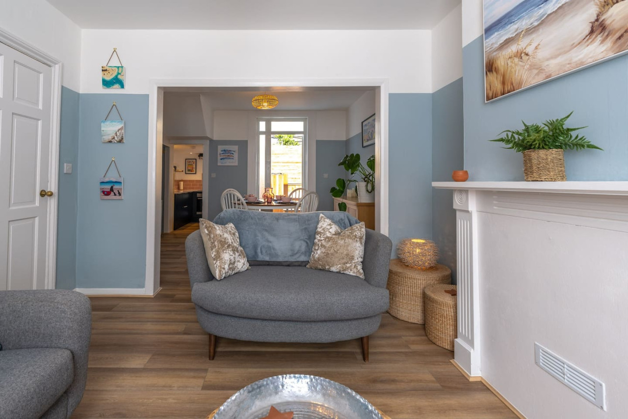 Margate | Cosy Cottage | 5 mins Old Town & Beach | Decked Garden in Blue Shells Cottage, 27 Brockley Road - Property image 21 - VivreStays
