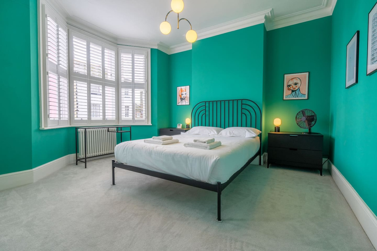 Broadstairs | ColourPop 5 Bed House | Parking | Beach/Bars 2 min in 28 York Street - Property image 6 - VivreStays