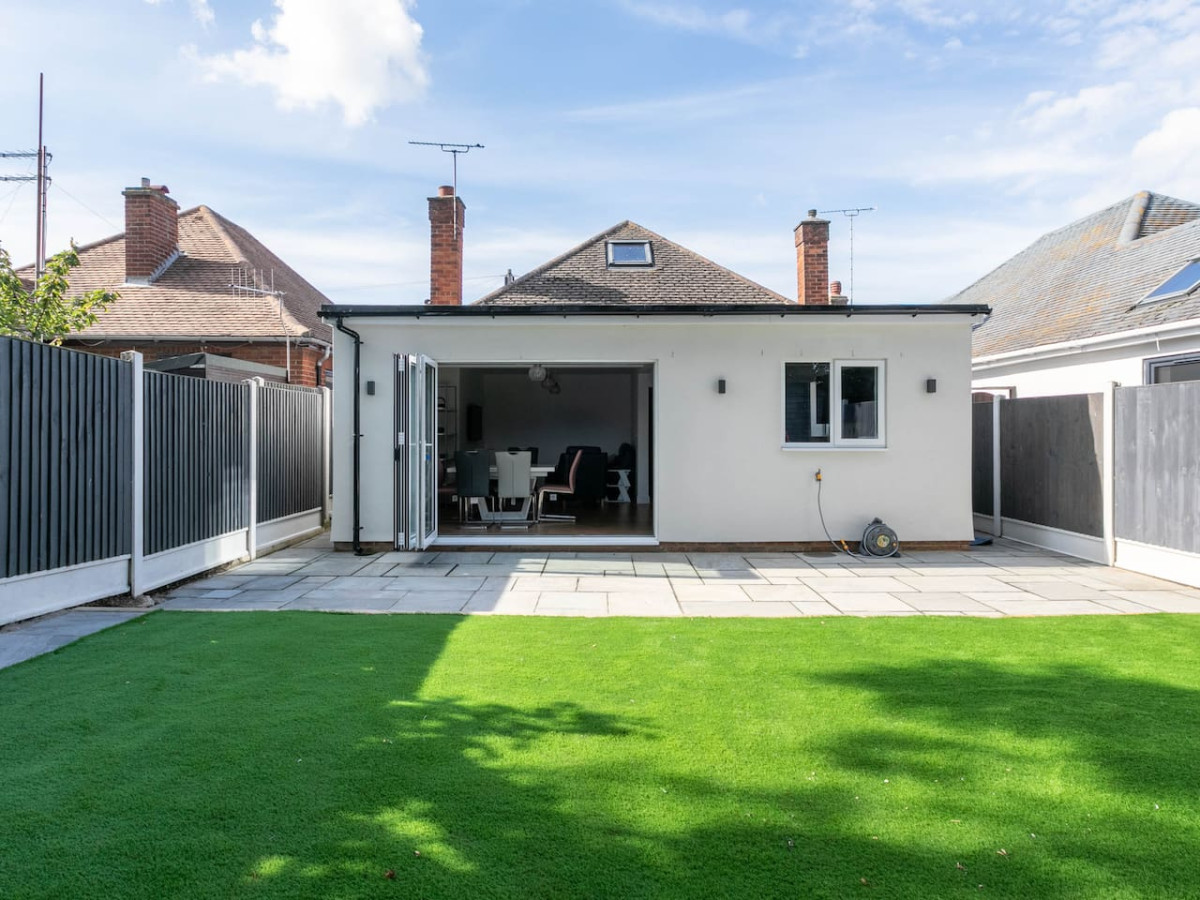 Broadstairs | Family Bungalow | Huge Kitchen | Parking | Quiet Cul-de-Sac in 14 Saint James Avenue - Property image 9 - VivreStays