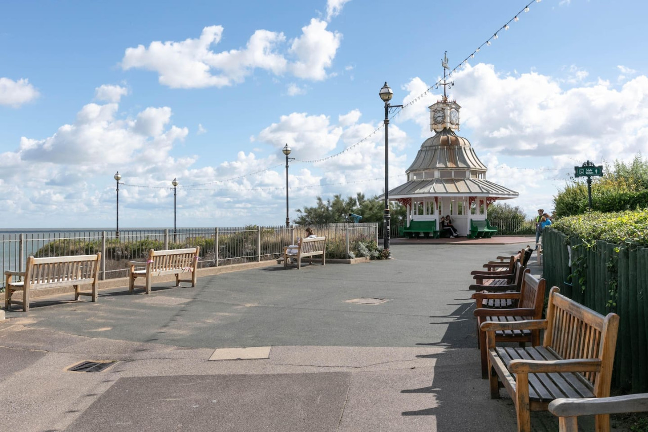 Broadstairs | Family Bungalow | Huge Kitchen | Parking | Quiet Cul-de-Sac in 14 Saint James Avenue - Property image 29 - VivreStays