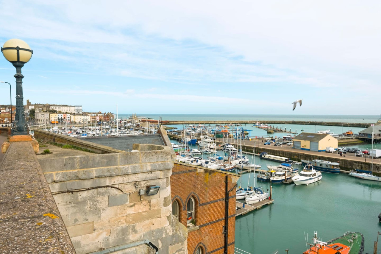 Ramsgate | Elegant Georgian Home | Harbour | Beach in 38 Addington Street - Property image 35 - VivreStays