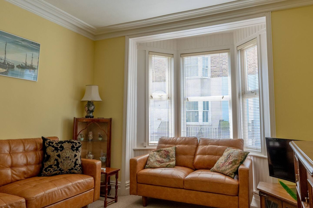 Ramsgate | Elegant Georgian Home | Harbour | Beach in 38 Addington Street - Property image 7 - VivreStays