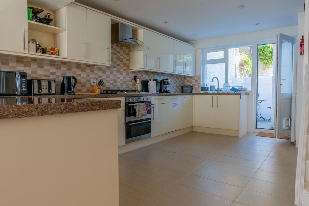 Ramsgate | Elegant Georgian Home | Harbour | Beach in 38 Addington Street - Property image 9 - VivreStays