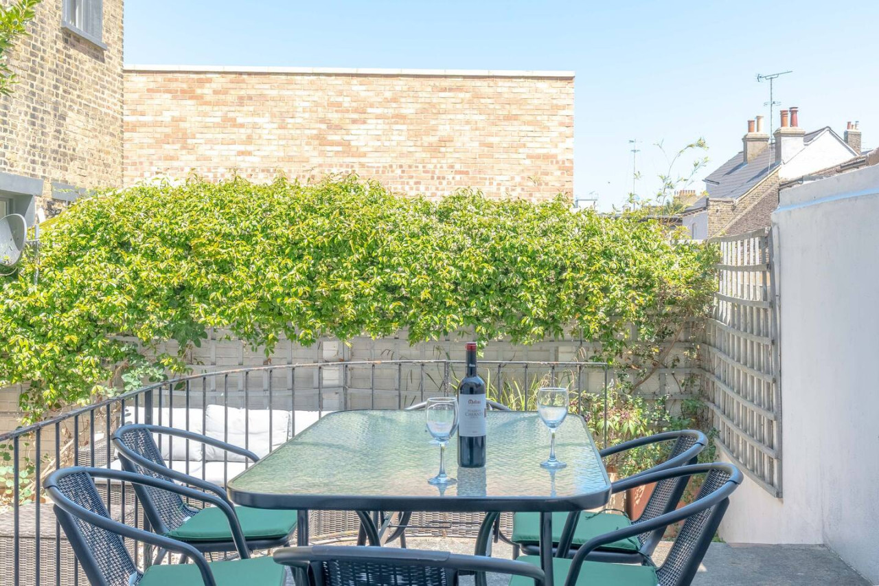 Ramsgate | Elegant Georgian Home | Harbour | Beach in 38 Addington Street - Property image 14 - VivreStays