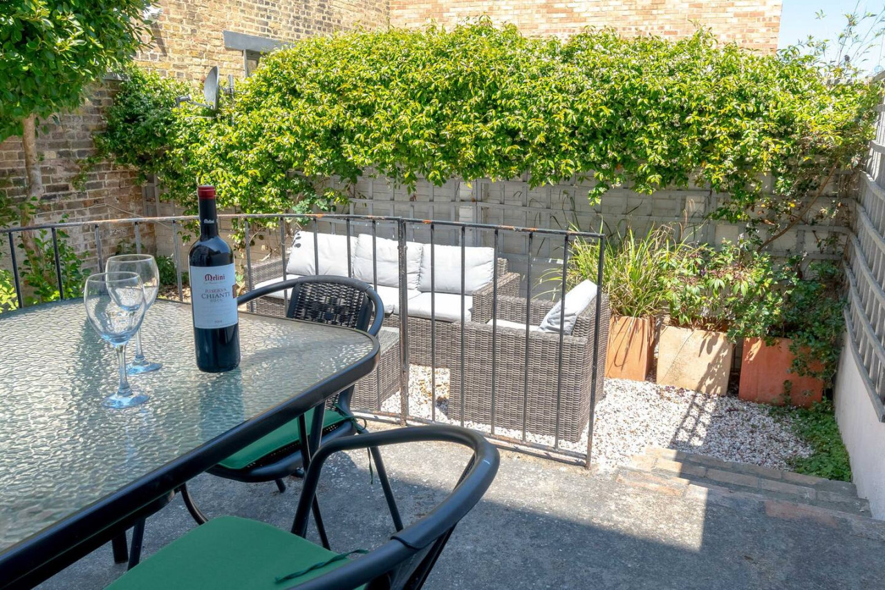 Ramsgate | Elegant Georgian Home | Harbour | Beach in 38 Addington Street - Property image 6 - VivreStays