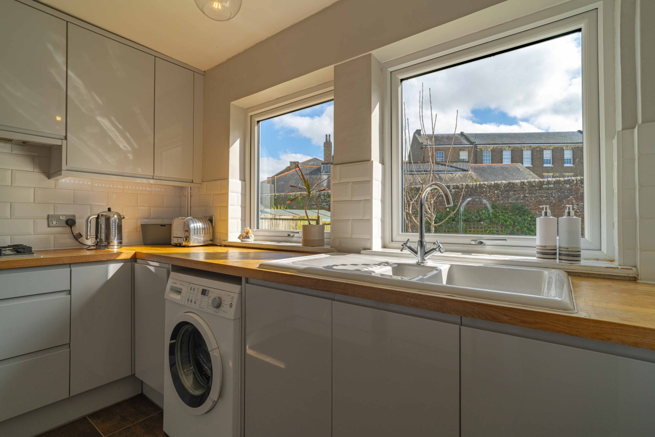 Deal |Stylish Home, Logburner, near Beach & Castle in 73 Gladstone Road - Property image 20 - VivreStays