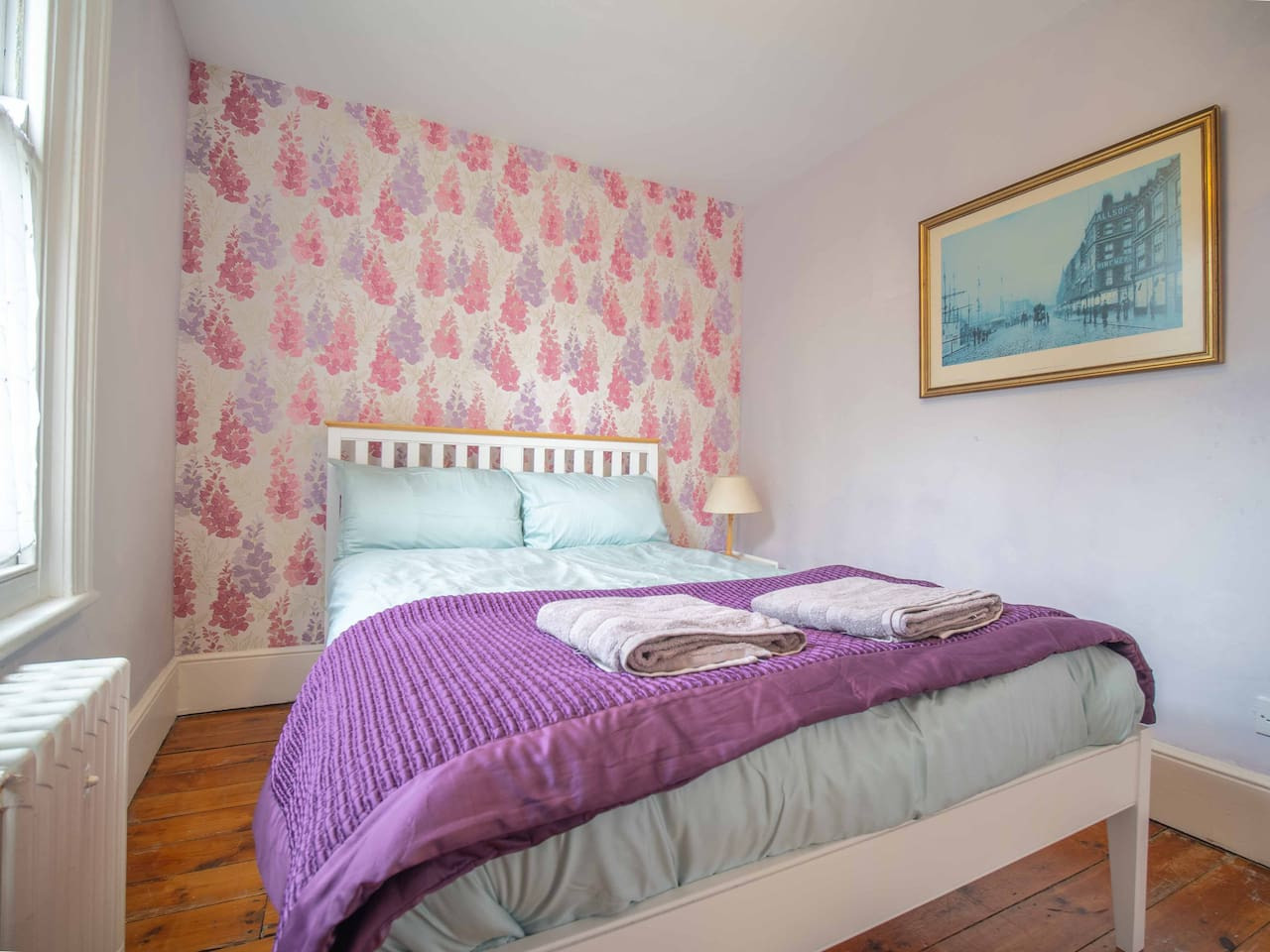 Broadstairs | Spacious Heritage House | 5Beds & 2 Bathrooms | Central Location in 53 Queens Road - Property image 2 - VivreStays