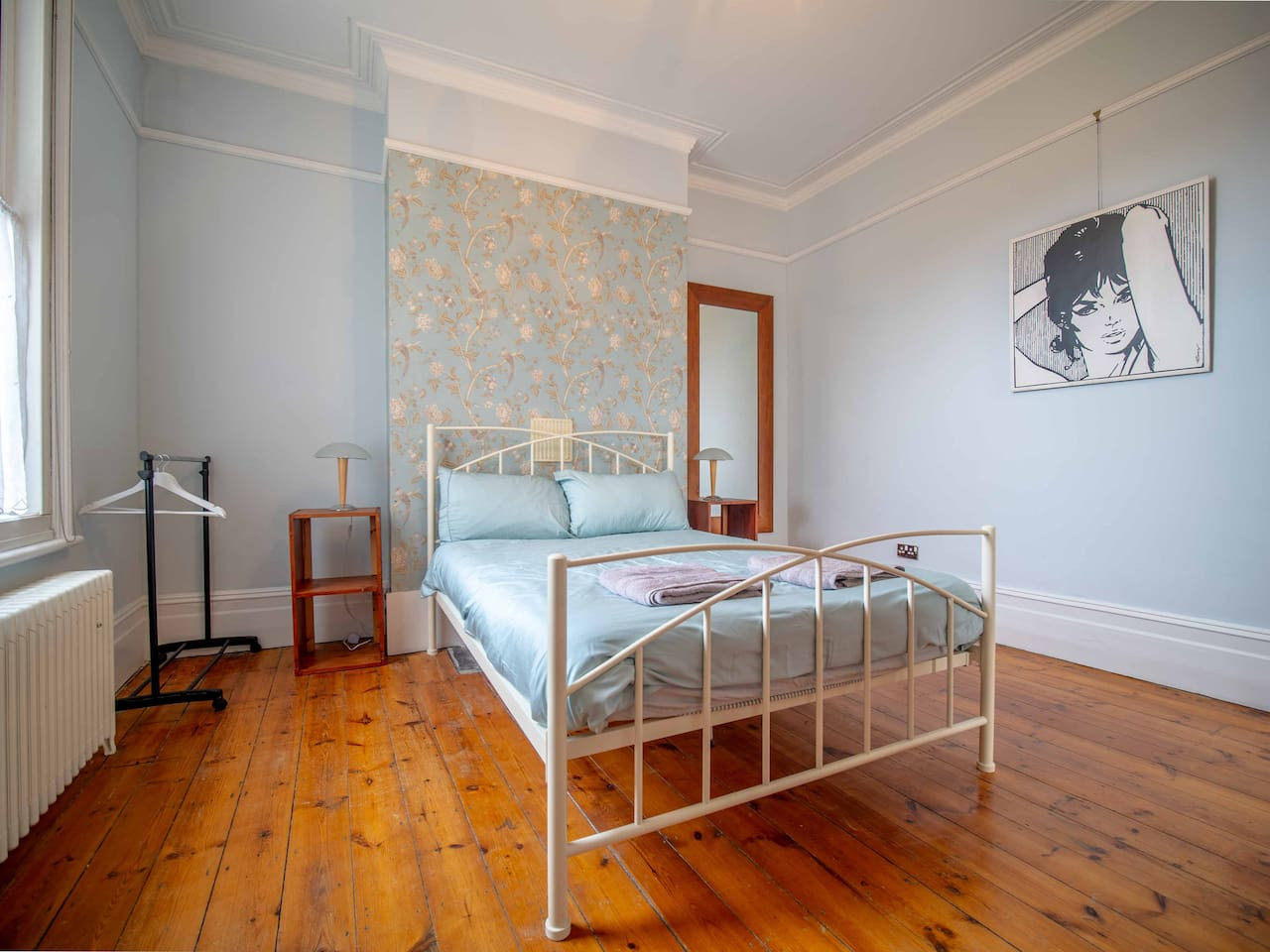 Broadstairs | Spacious Heritage House | 5Beds & 2 Bathrooms | Central Location in 53 Queens Road - Property image 7 - VivreStays