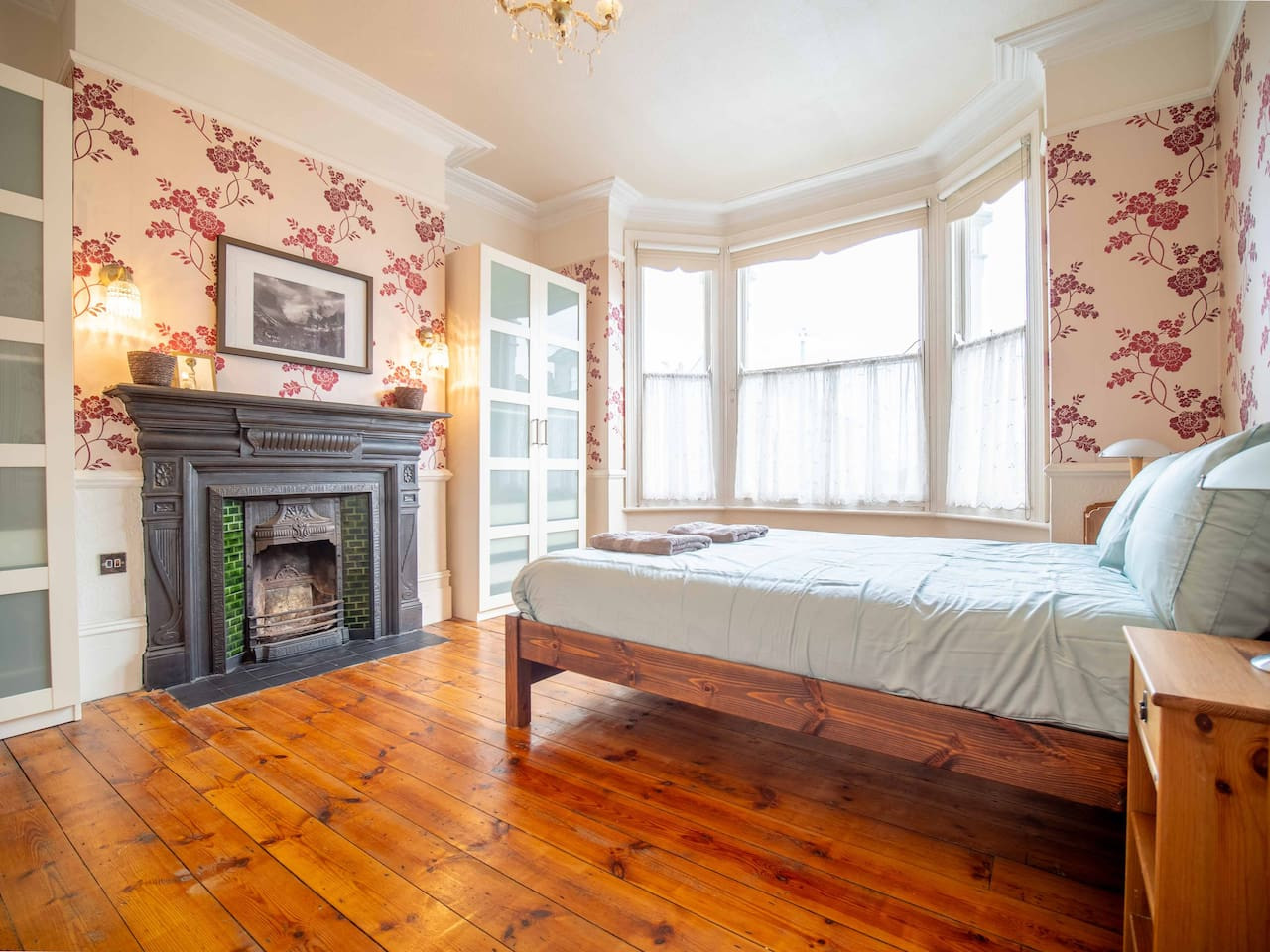 Broadstairs | Spacious Heritage House | 5Beds & 2 Bathrooms | Central Location in 53 Queens Road - Property image 8 - VivreStays