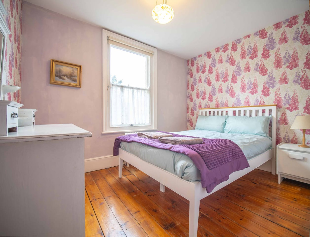 Broadstairs | Spacious Heritage House | 5Beds & 2 Bathrooms | Central Location in 53 Queens Road - Property image 5 - VivreStays