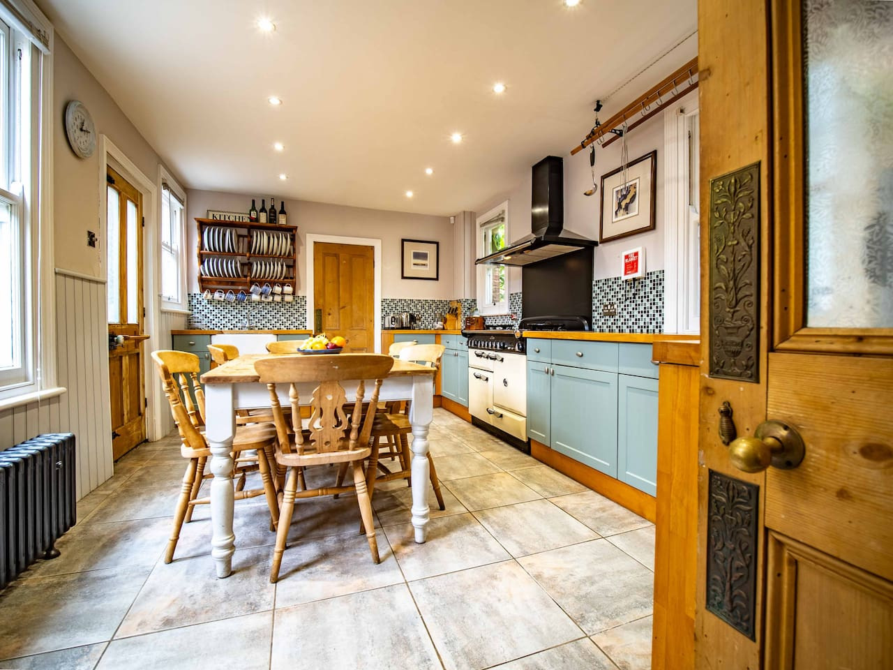 Broadstairs | Spacious Heritage House | 5Beds & 2 Bathrooms | Central Location in 53 Queens Road - Property image 15 - VivreStays