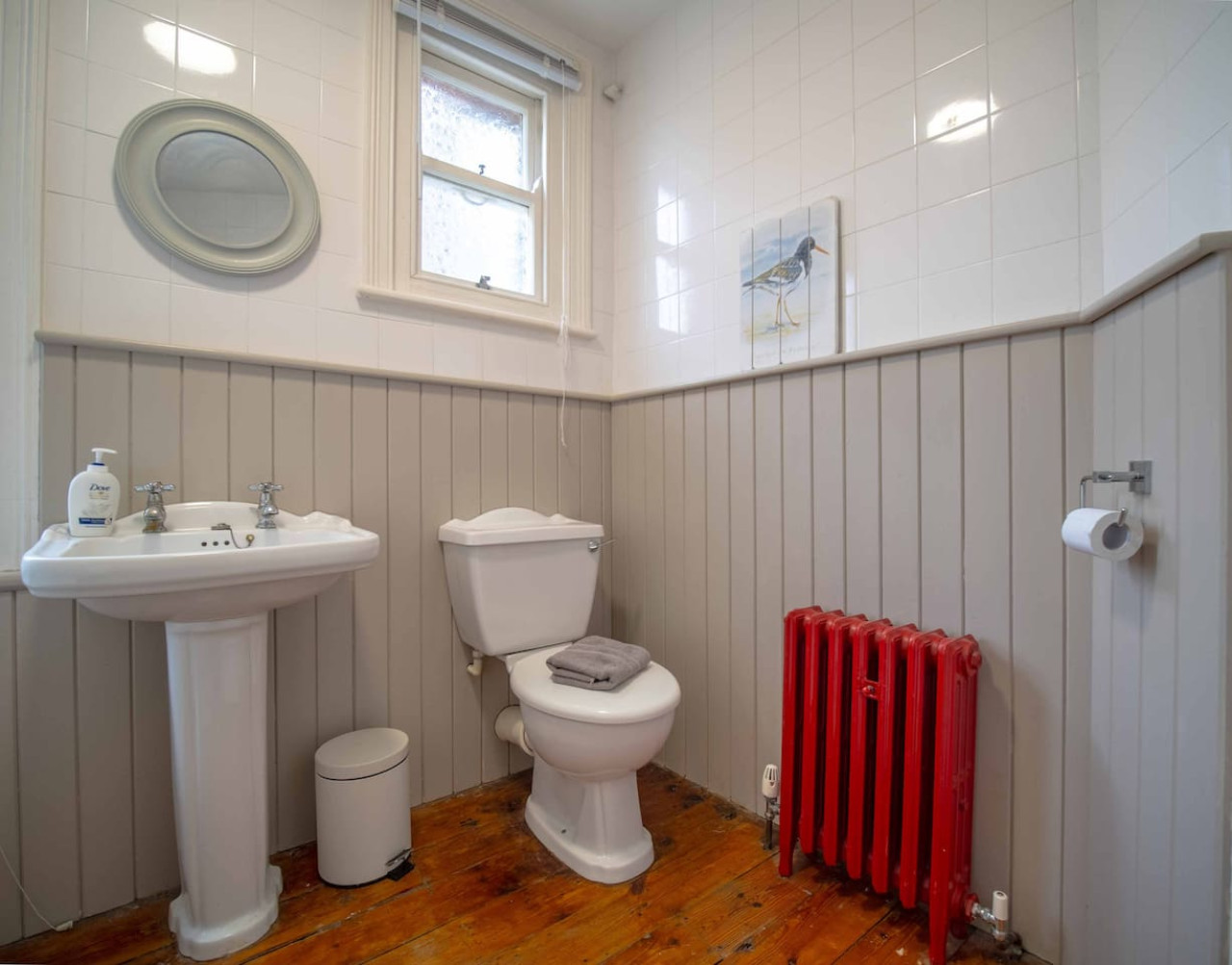 Broadstairs | Spacious Heritage House | 5Beds & 2 Bathrooms | Central Location in 53 Queens Road - Property image 13 - VivreStays