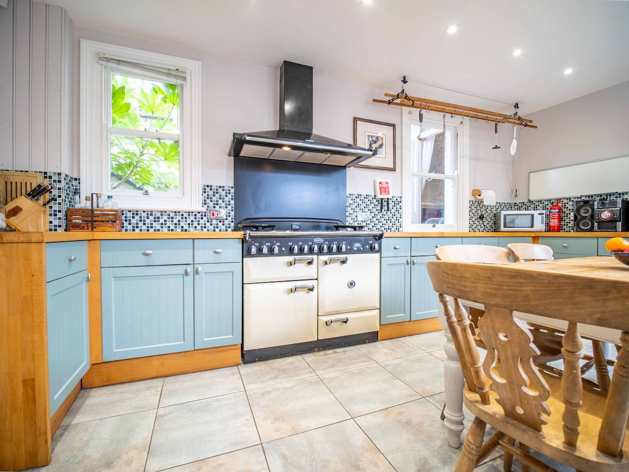Broadstairs | Spacious Heritage House | 5Beds & 2 Bathrooms | Central Location serviced apartment - Broadstairs - VivreStays