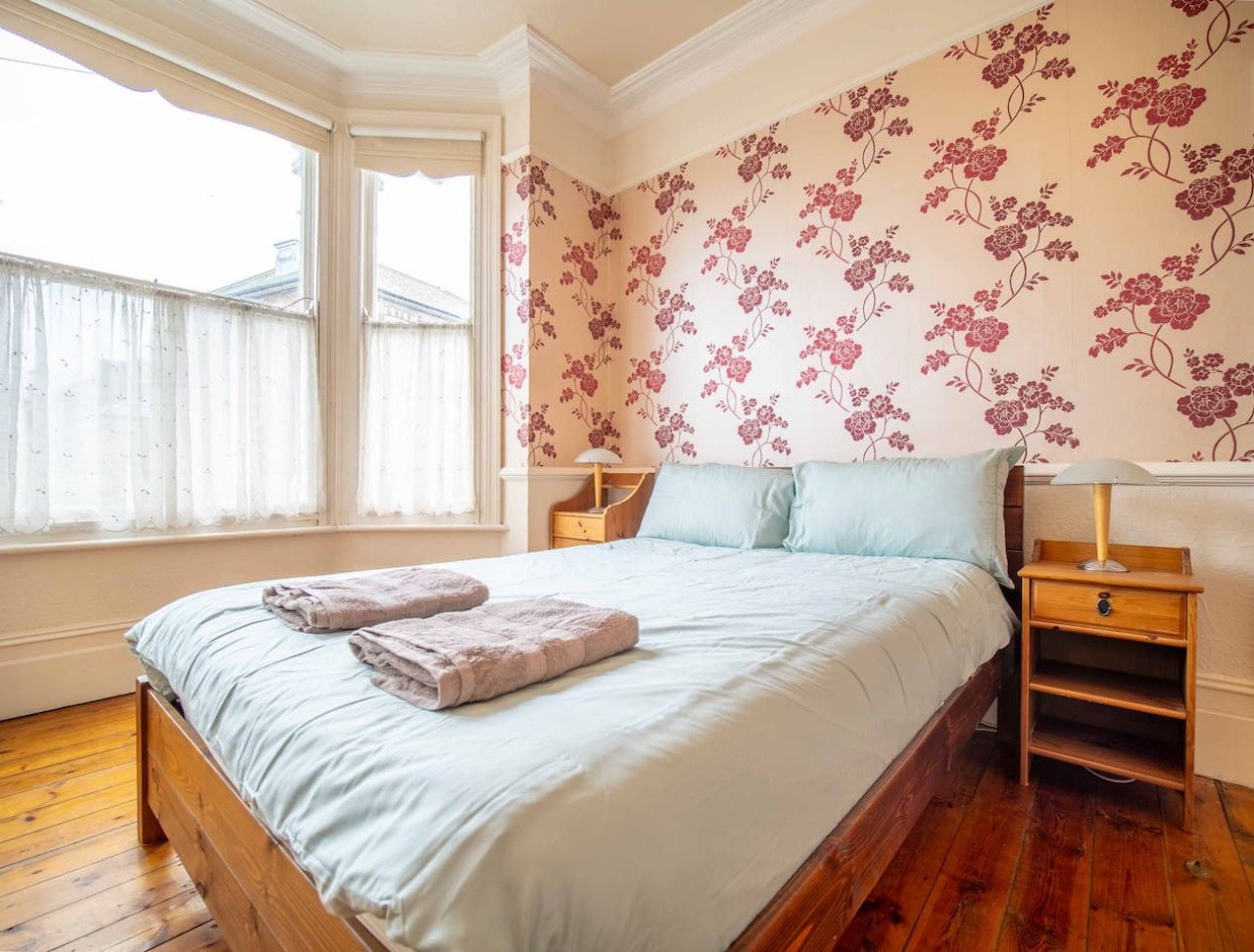 Broadstairs | Spacious Heritage House | 5Beds & 2 Bathrooms | Central Location in 53 Queens Road - Property image 9 - VivreStays