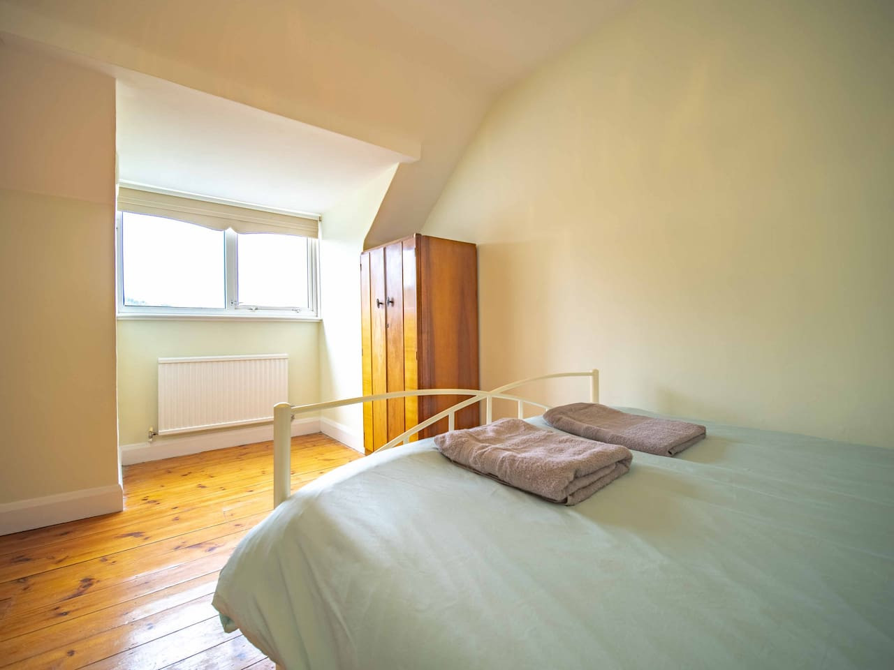 Broadstairs | Spacious Heritage House | 5Beds & 2 Bathrooms | Central Location in 53 Queens Road - Property image 23 - VivreStays
