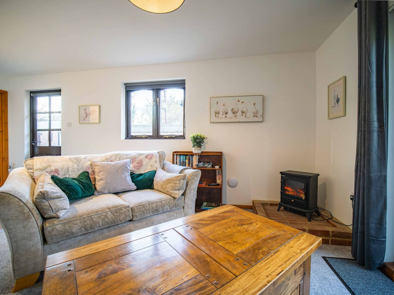 Rural Canterbury |Goose Shed | Courthope Farm Cottage | Cosy Electric Fire serviced apartment - Stelling Minnis - VivreStays