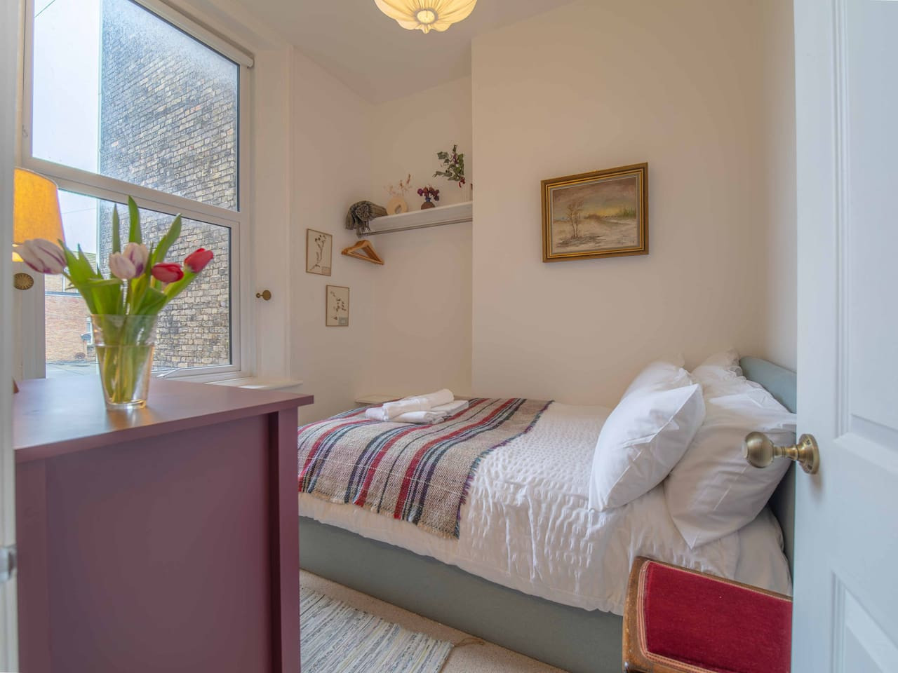 Boutique 2 bed, walk to beach, 15 mins to Old Town in 3, 14 Dalby Square - Property image 2 - VivreStays