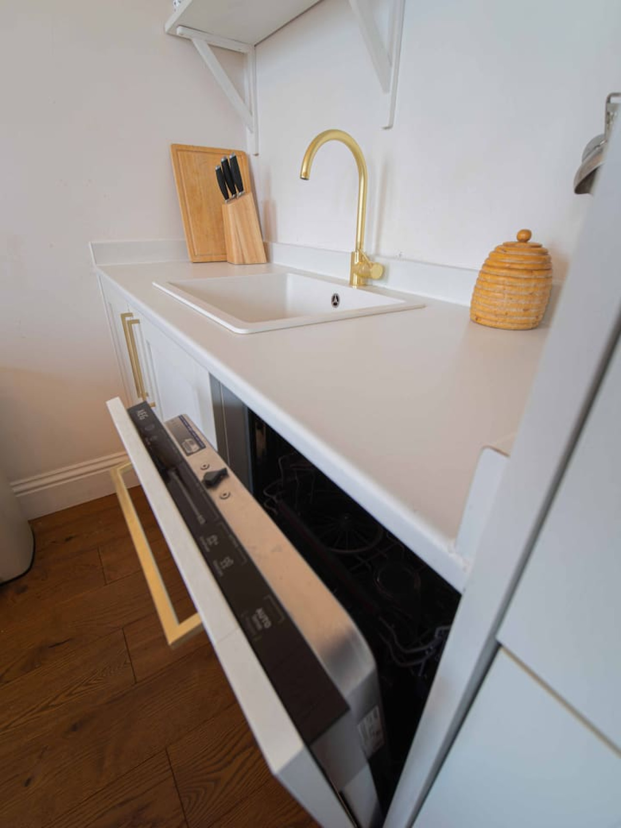Boutique 2 bed, walk to beach, 15 mins to Old Town in 3, 14 Dalby Square - Property image 24 - VivreStays