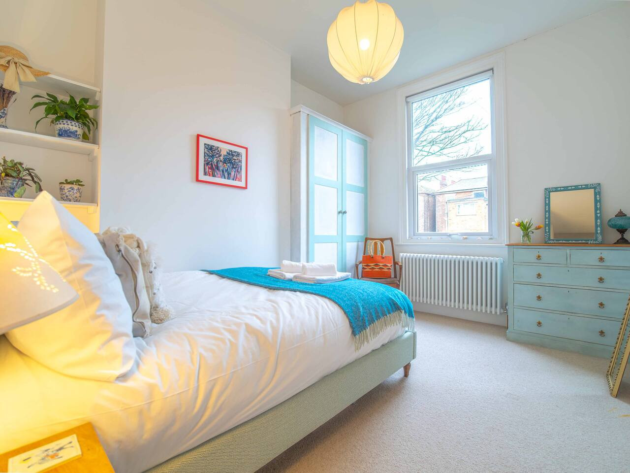 Boutique 2 bed, walk to beach, 15 mins to Old Town in 3, 14 Dalby Square - Property image 6 - VivreStays