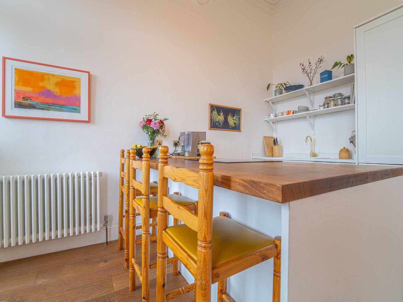 Boutique 2 bed, walk to beach, 15 mins to Old Town in 3, 14 Dalby Square - Property image 19 - VivreStays
