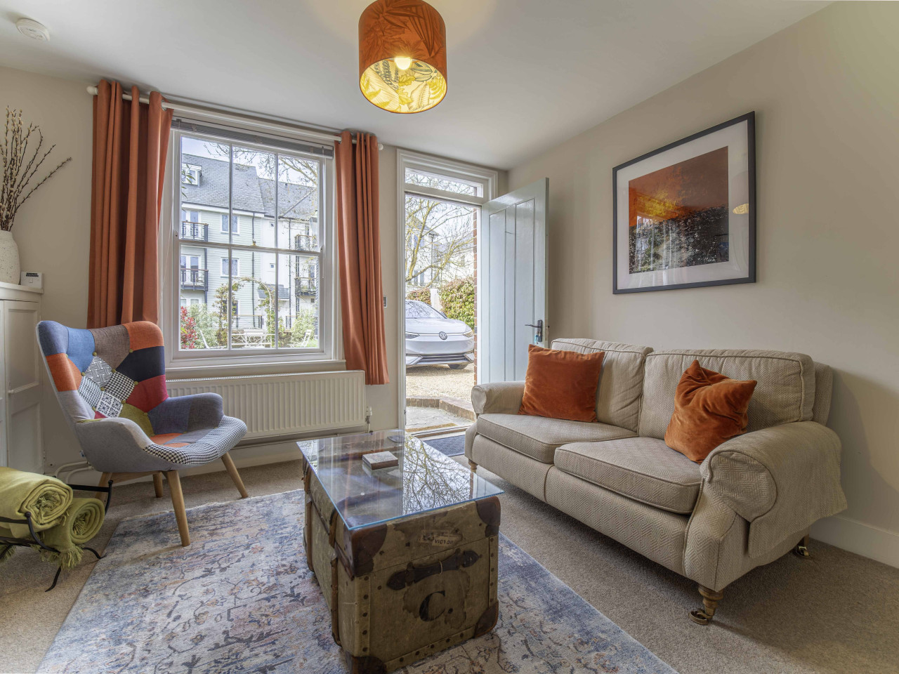 Canterbury | Riverside Cottage |Parking in 1 GreyFriars Cottages, Stour Street - Property image 2 - VivreStays