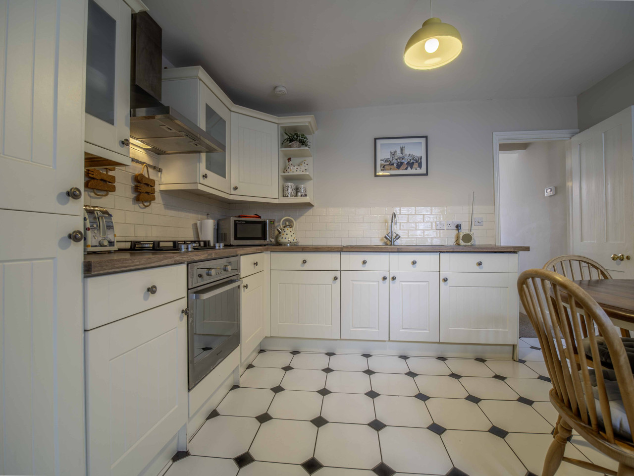 Canterbury | Riverside Cottage |Parking in 1 GreyFriars Cottages, Stour Street - Property image 13 - VivreStays