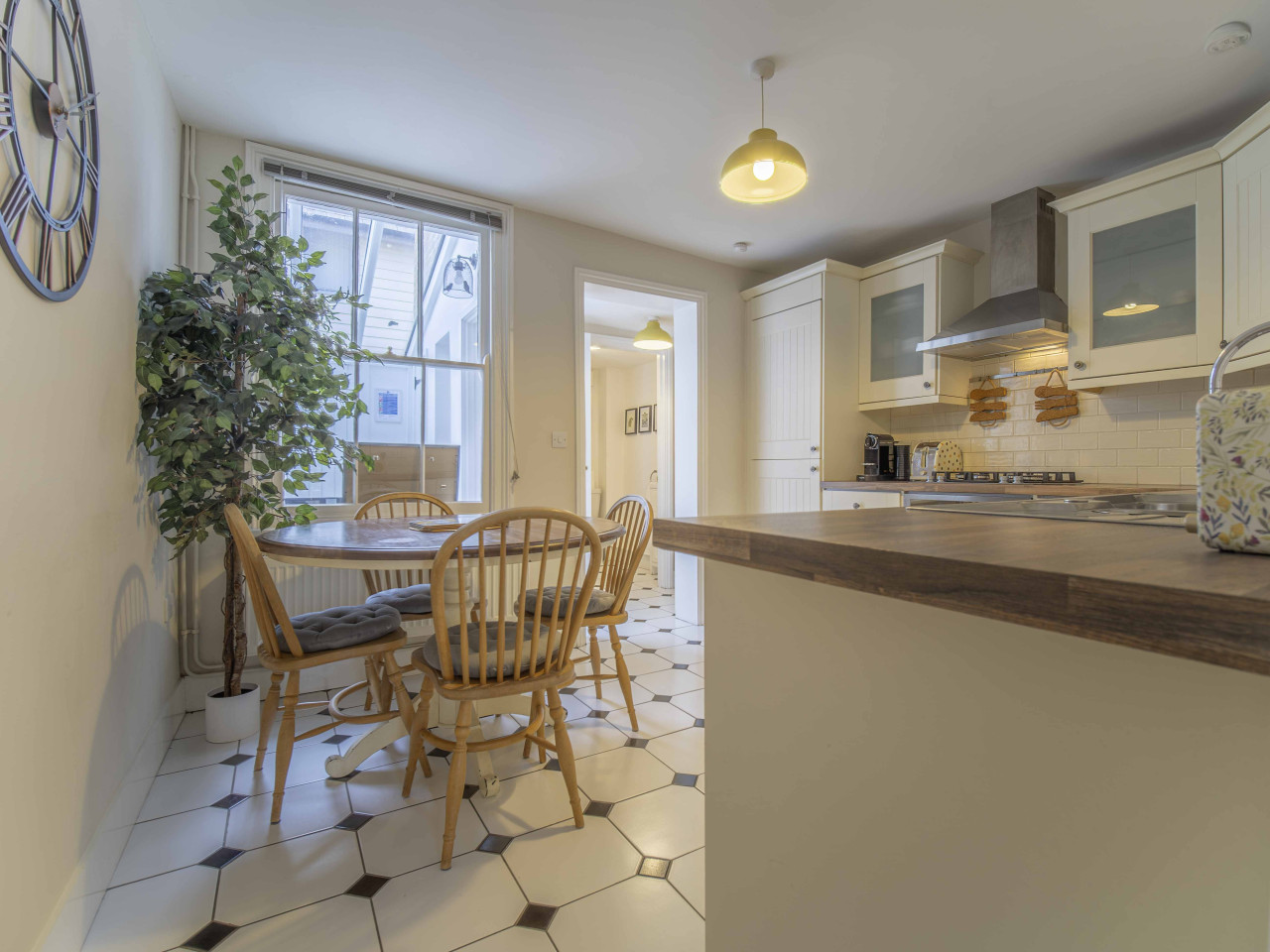 Canterbury | Riverside Cottage |Parking in 1 GreyFriars Cottages, Stour Street - Property image 3 - VivreStays