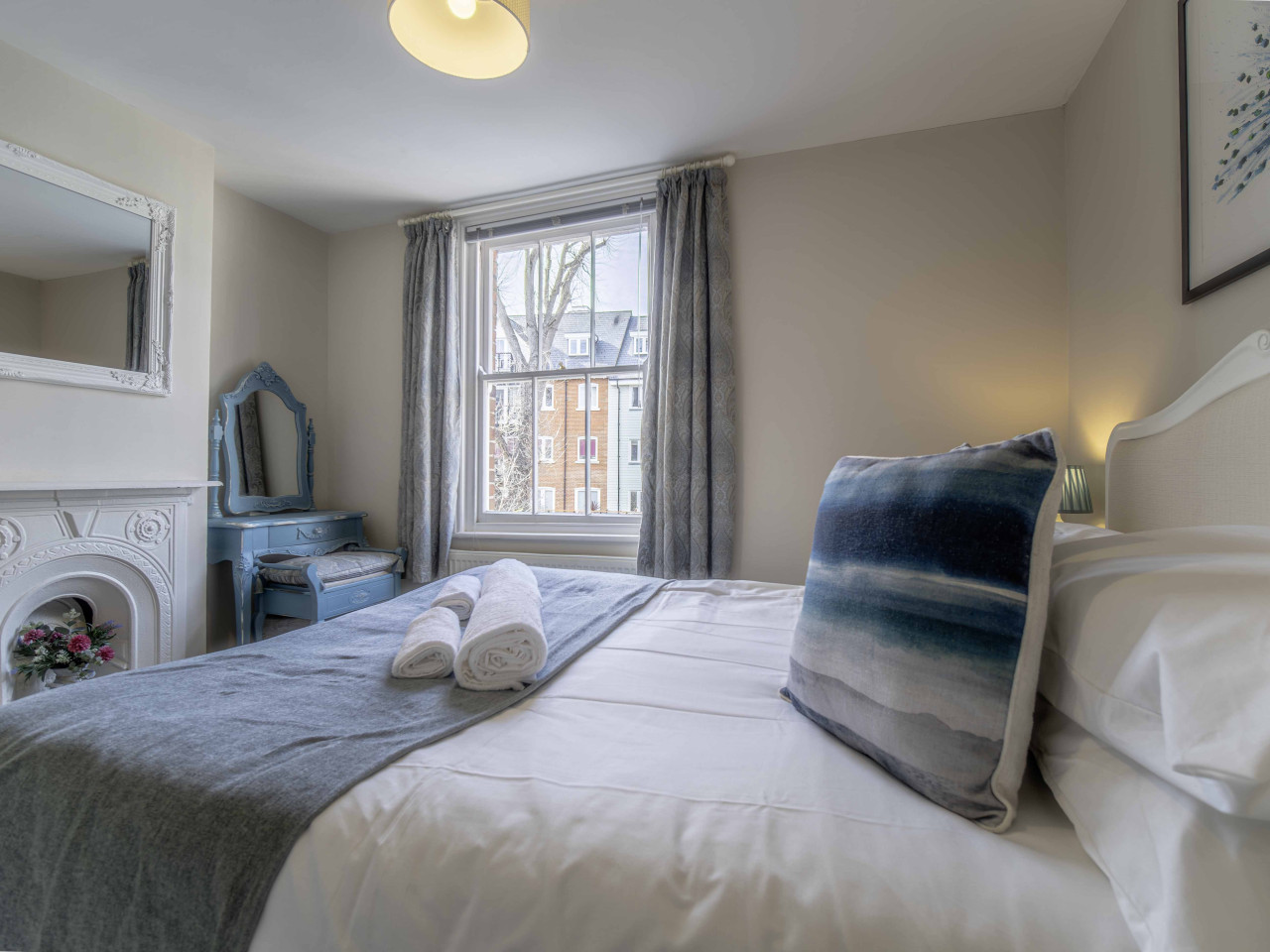 Canterbury | Riverside Cottage |Parking in 1 GreyFriars Cottages, Stour Street - Property image 5 - VivreStays