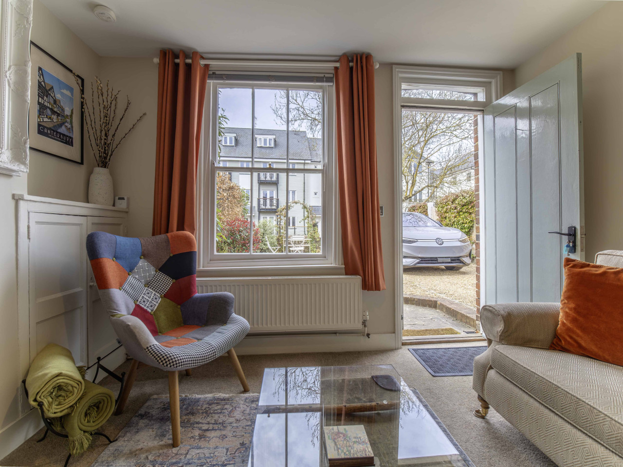 Canterbury | Riverside Cottage |Parking in 1 GreyFriars Cottages, Stour Street - Property image 11 - VivreStays